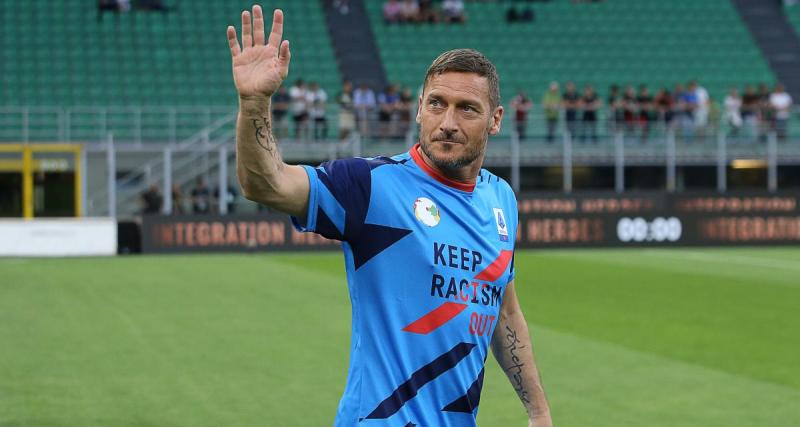  - La banderole hilarante des supporters de Brighton sur Totti