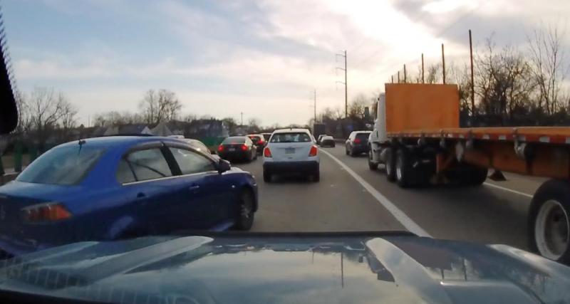  - VIDEO - Il enclenche son clignotant et se pense tout permis, cet automobiliste ferait bien de se repencher sur son Code de la route