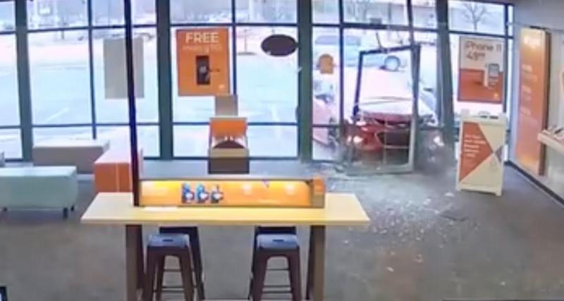  - VIDEO - Pas très à l’aise derrière un volant, l'automobiliste oublie de freiner et termine dans la vitrine d’une boutique
