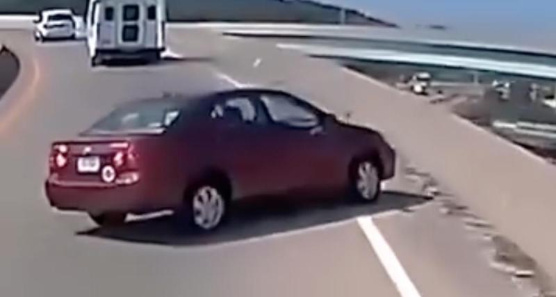  - VIDEO - Inattentif, cet automobiliste se fait peur tout seul…