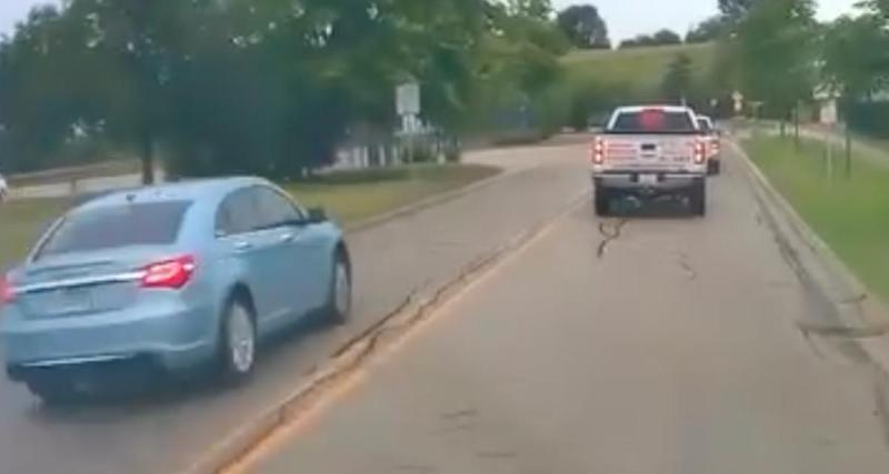  - VIDEO - Ce chauffard double n’importe comment puis finit dans le fossé, tout le monde se réjouit