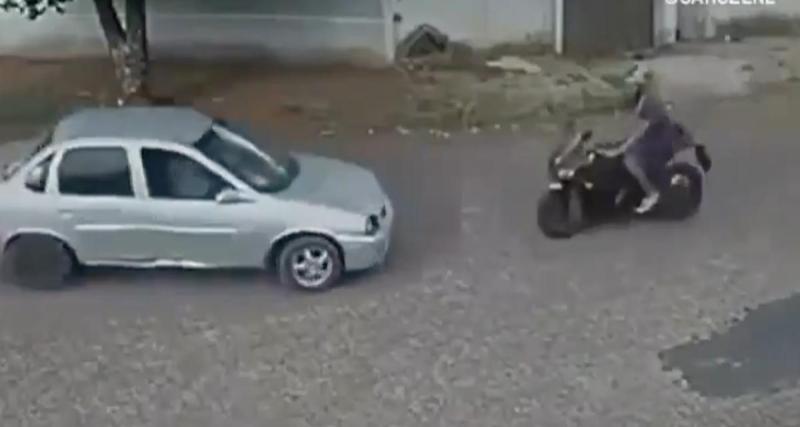  - VIDEO - Percuté de plein fouet, ce motard s’en sort miraculeusement
