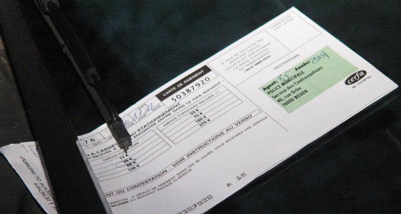  - Mal garés lors d'un rallye, les policiers sortent les amendes par dizaine pour ces spectateurs