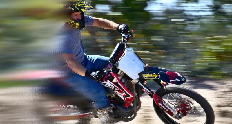  - Rodéo urbain à moto, le motard ne portait pas de casque, son engin part directement à la fourrière