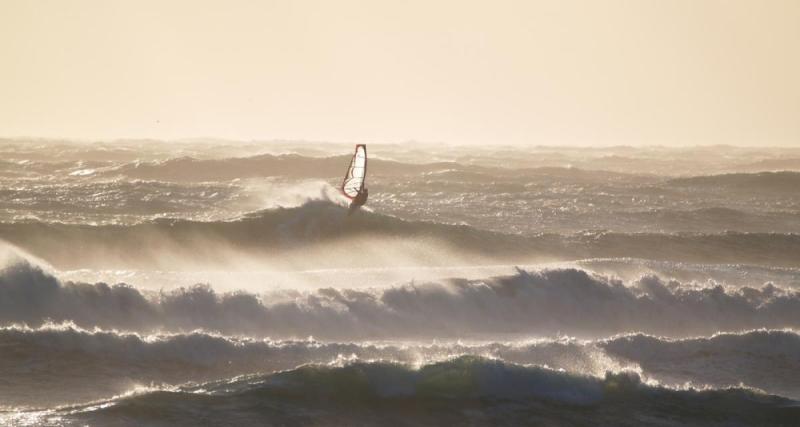  - VIDEO - En planche à voile au coeur de la tempête