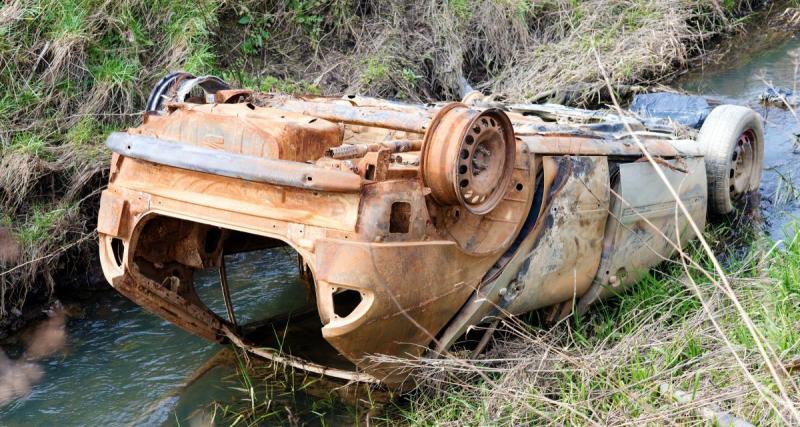  - Une grue récupère une voiture immergée dans une rivière, l’automobiliste ne pourra plus s’en servir