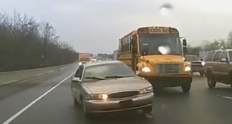  - VIDEO - Le chauffard tente de faire une queue de poisson au bus scolaire, il s’envoie tout seul dans le décor
