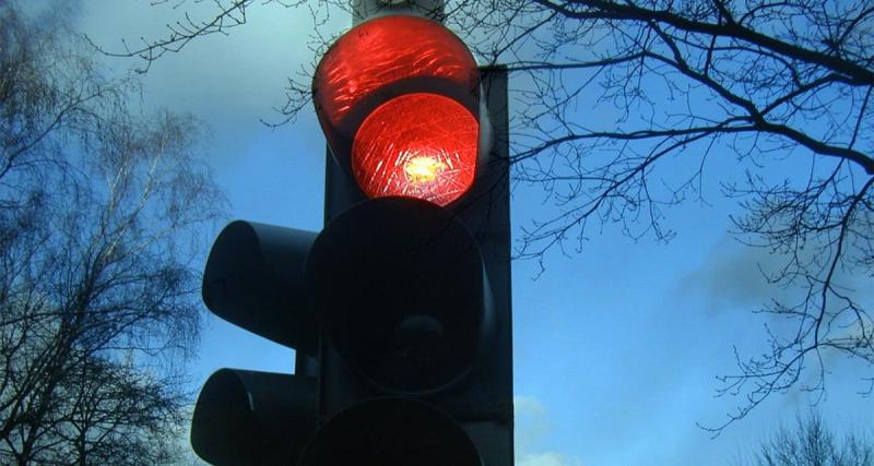  - Ivre, il s’endort au feu rouge à Tarbes, les policiers sont contraints de secouer la voiture pour le réveiller