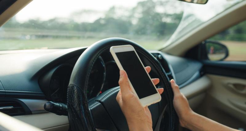  - À 108 km/h au lieu de 70, le jeune conducteur était trop concentré sur son téléphone