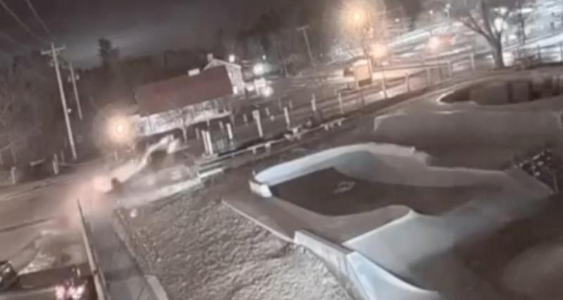  - VIDEO - L'automobiliste s’offre une sortie de route spectaculaire, il avait peut-être envie d’essayer le skatepark lui aussi !