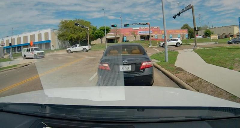  - VIDEO - Il se trompe de vitesse au feu vert, la marche arrière n’est pas bien reçue