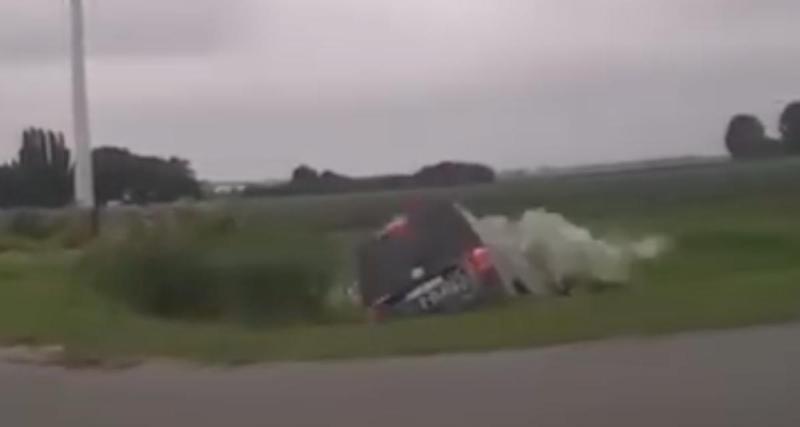  - VIDEO - Le conducteur de ce fourgon craque complètement, il s’envoie dans une mare d’eau tout seul