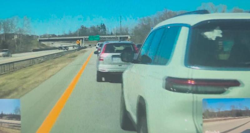  - VIDEO - Pour se faire une place dans le trafic, ce chauffard n'hésite pas à forcer le passage !