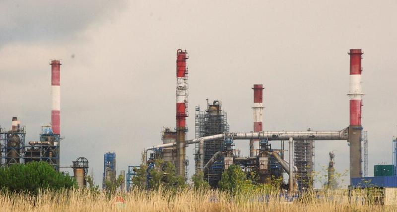  - Des clowns envahissent une raffinerie de Total