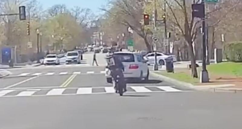  - VIDEO - Il ne respecte rien sur son gyroroue, un automobiliste lui rappelle les bonnes manières