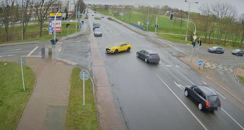  - VIDEO - Sans permis, cet automobiliste grille un feu rouge et cause une sacrée pagaille au milieu de l'intersection