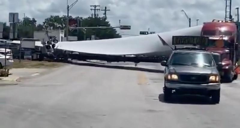  - VIDEO - Le convoi exceptionnel s’attarde sur le passage à niveau, le train ne lui fait pas de cadeau !