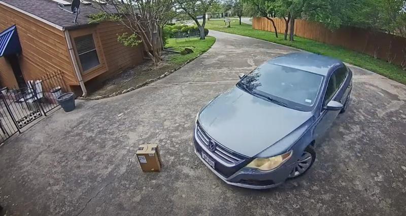  - VIDEO - Ce livreur Amazon dépose un colis et roule dessus en repartant