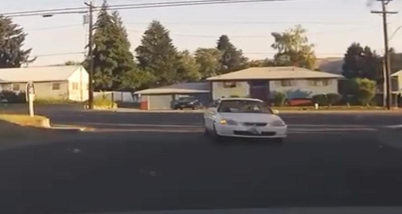 - VIDEO - Cet automobiliste prend son virage un peu trop large, ou bien était-il fan des auto-tamponneuses ?