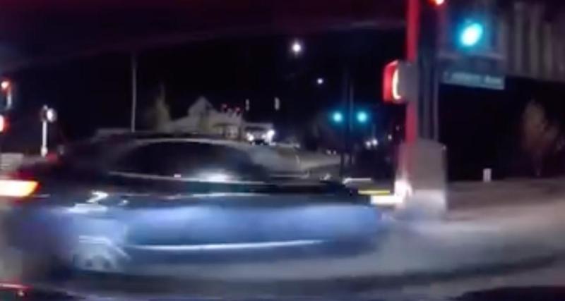  - VIDEO - Ce chauffard sort de nulle part et se prend un pylône à pleine vitesse