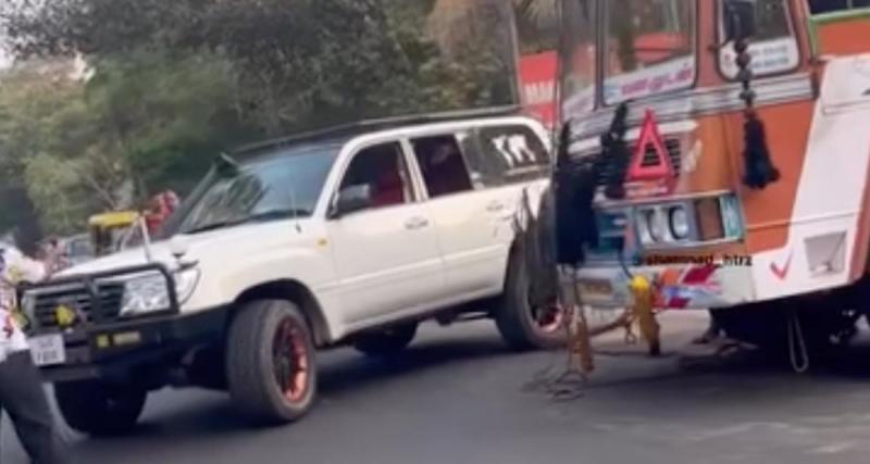  - VIDEO - Coincé dans le sable, ce semi-remorque est secouru par un Toyota Land Cruiser en forme