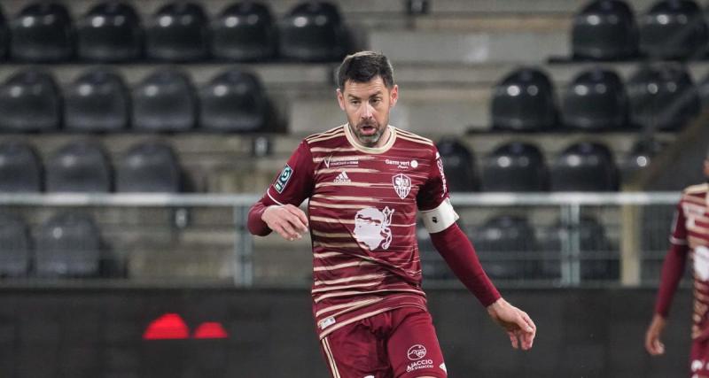  - Ajaccio : le but dingue de Thomas Mangani, auteur d'un lob de 50m à Pau