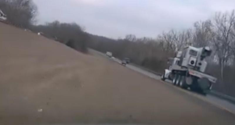 - VIDEO - Quand ce poids lourd décide de changer de voie, il n’y a rien d’autre à faire que de quitter la route