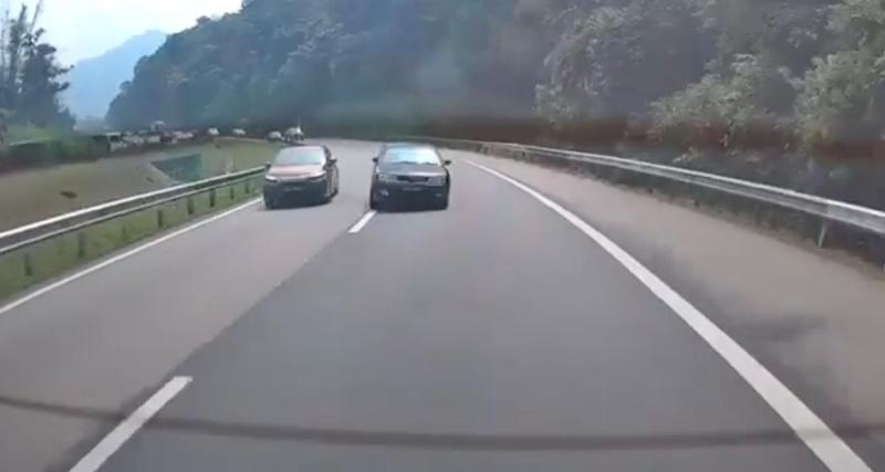  - VIDEO - Ces deux chauffards jouent des coudes sur l’autoroute, ça se termine dans le décor