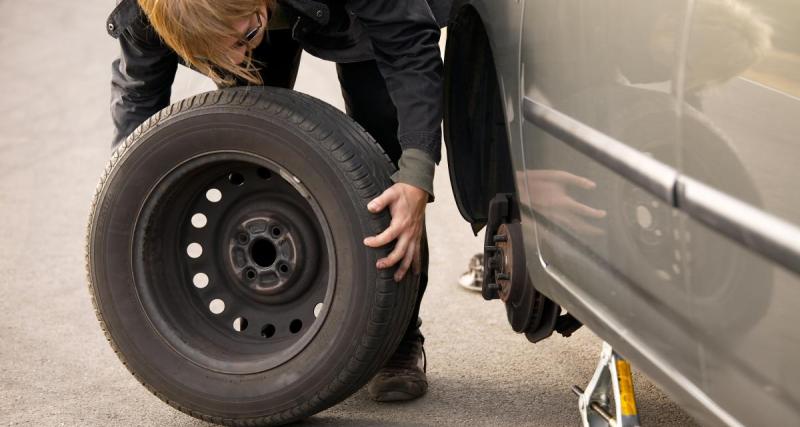  - Fauché par une voiture pendant qu’il changeait une roue, il s’en sort avec une simple fracture