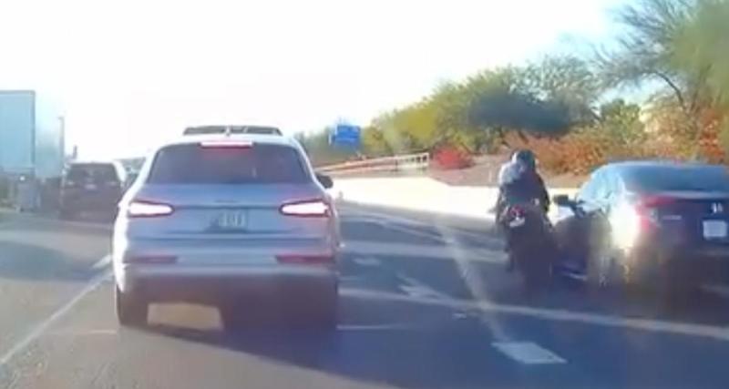  - VIDEO - Ce motard change de voie de manière trop nonchalante, il le paie cash