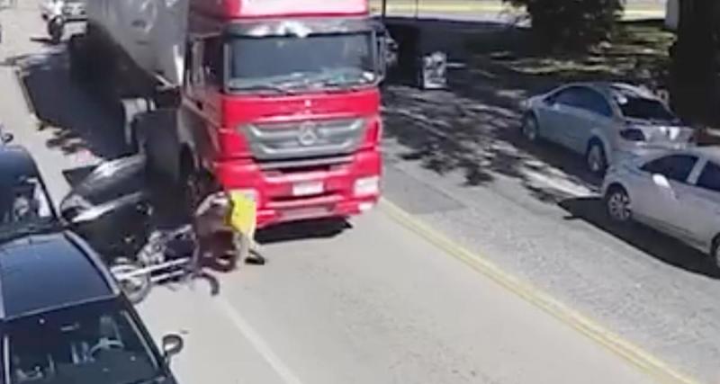  - VIDEO - Le scootériste chute sous un camion et s’en sort miraculeusement