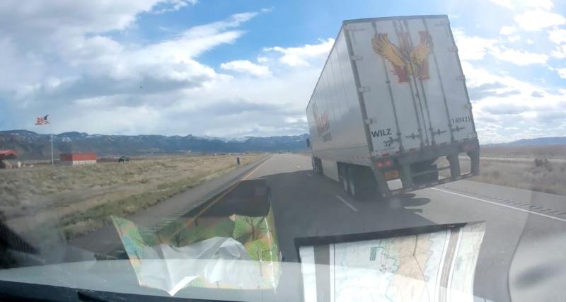  - VIDEO - La remorque de ce camion offre une belle frayeur à cet automobiliste !