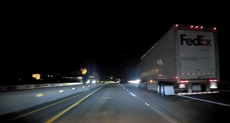  - VIDEO - Le poids lourd ne se rend pas compte que la chaussée rétrécit, il y a forcément de la casse