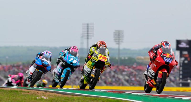  - Vidéo - Moto3 : Il s’accroche avec un autre pilote et se trompe de moto pour repartir !