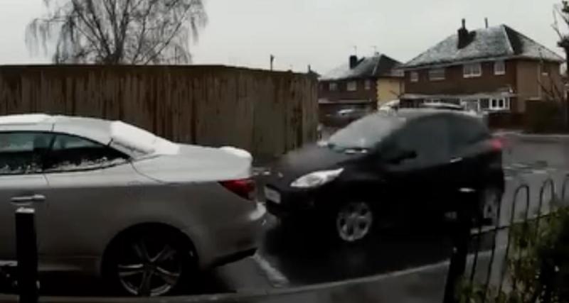  - VIDEO - Ce chauffard prend son virage trop large, percute une voiture garée, puis se fait la malle discretos’