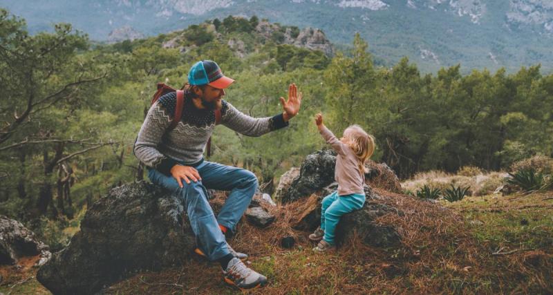  - Pourquoi ne pas porter votre enfant lorsque vous faites une randonnée ? Optez pour le porte-bébé !