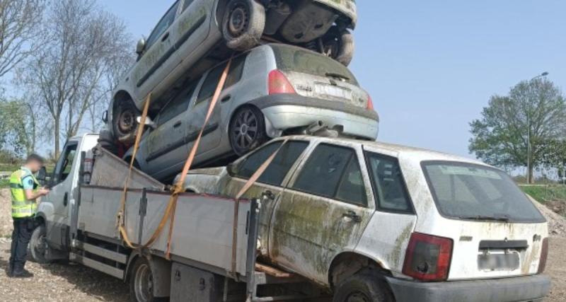  - Arrêté alors qu’il transportait trois voitures empilées dans sa remorque