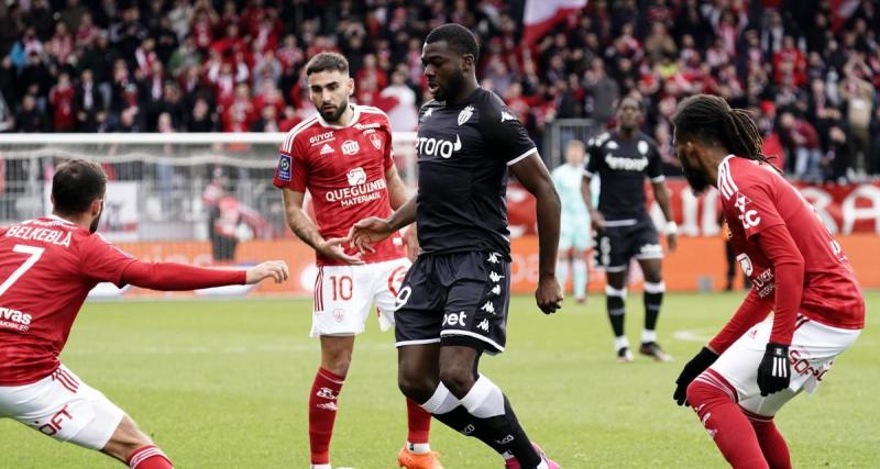  - Brest - Monaco : le ballon du match livré en hélicoptère !