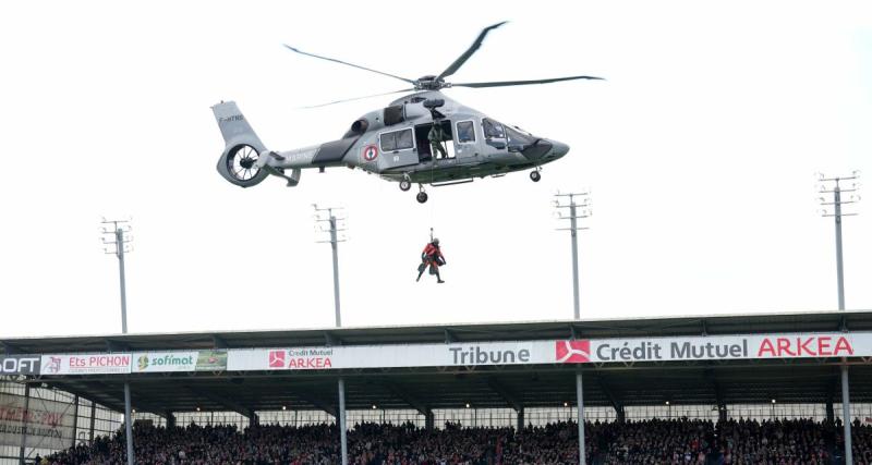  - Brest : quand le ballon du choc contre Monaco est livré par hélicoptère
