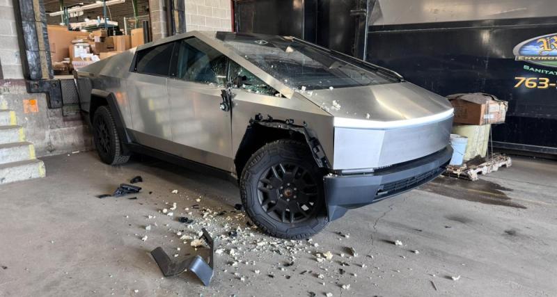  - VIDEO - Garé au mauvais endroit, au mauvais moment, ce Tesla Cybertruck se fait arracher par un poids lourd