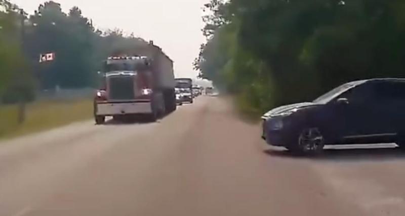  - VIDEO - Le conducteur de ce SUV n’est pas très patient, il n’est donc pas très fan des panneaux “Stop”...