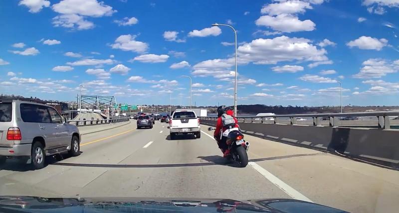  - VIDEO - Le motard panique au moment de changer de voie, il finit par terre bêtement