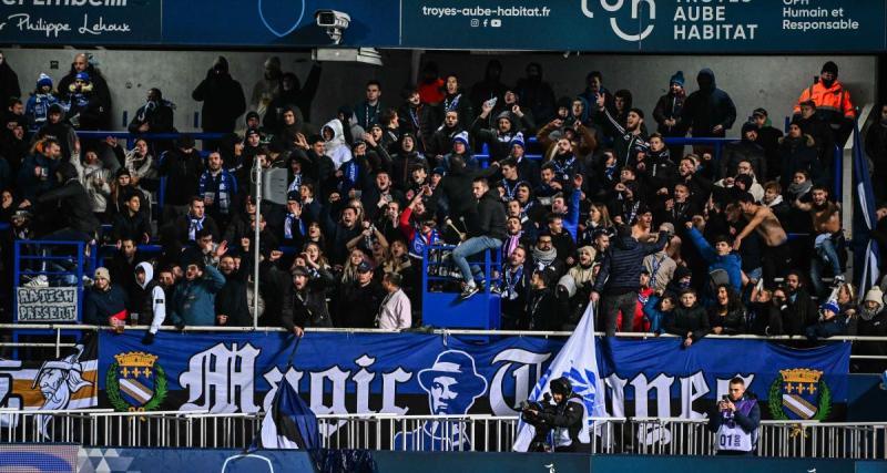  - Ligue 2 : un match du 36e multiplex arrêté, des pétards lancés sur la pelouse