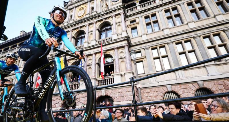  - Cyclisme : un énorme morceau de plafond s'effondre sur deux coureurs en pleine nuit et provoque une immense frayeur