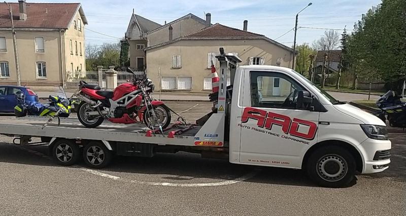  - Ce motard en grand excès de vitesse aggrave son cas en essayant de cacher sa plaque d’immatriculation