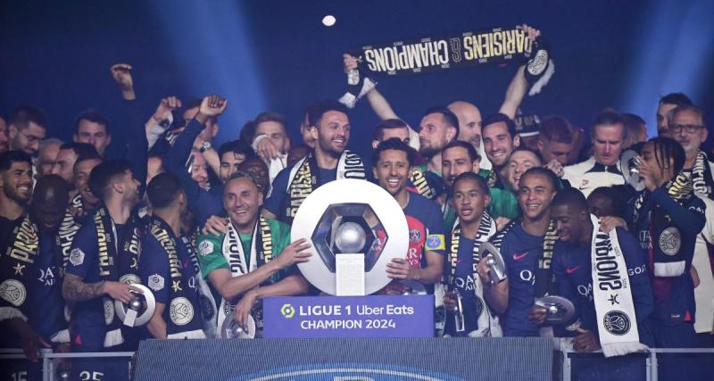  - PSG : les images de la remise du trophée aux Parisiens