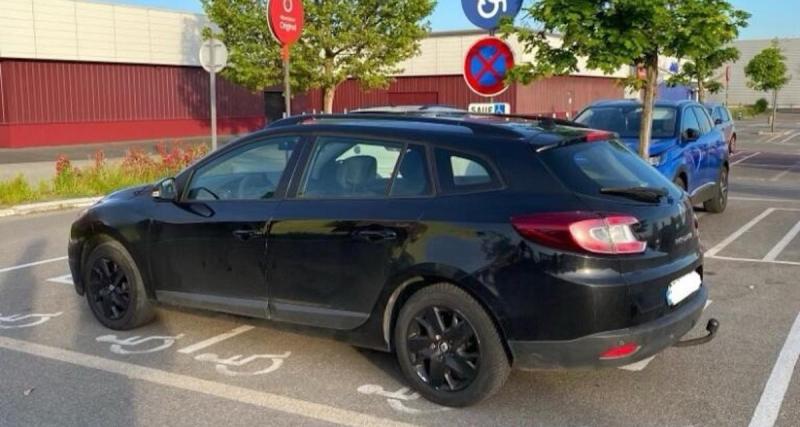  - Cet automobiliste occupe deux places handicapées, la gendarmerie lui promet qu'il recevra rapidement une amende