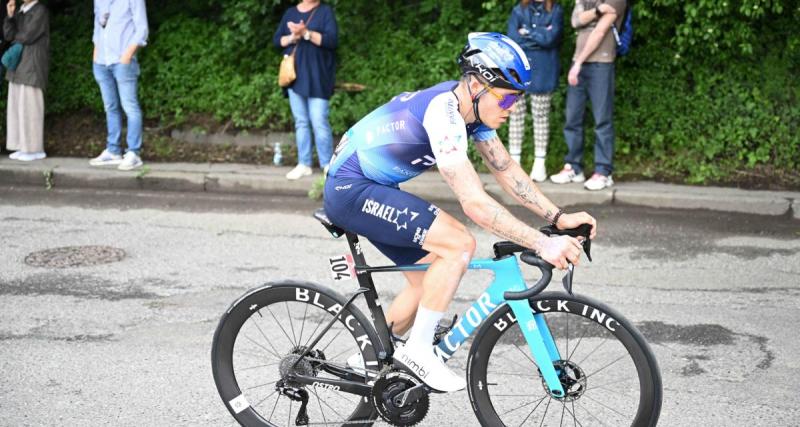  - Giro : Hugo Hofstetter fustigue violemment un coureur après un comportement dangereux