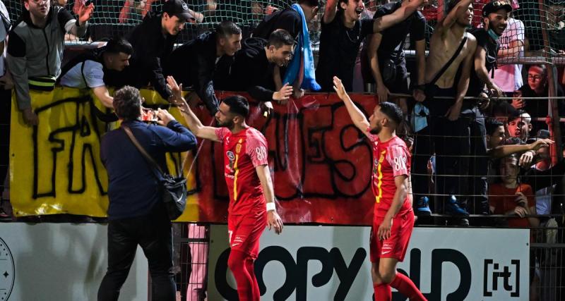  - Martigues : les supporters envahissent le terrain pour célébrer la montée en L2