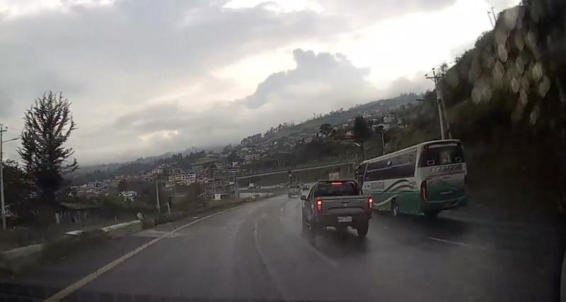  - VIDEO - Ce pick-up manque de perdre le contrôle sur une route détrempée, il s’en sort très bien !